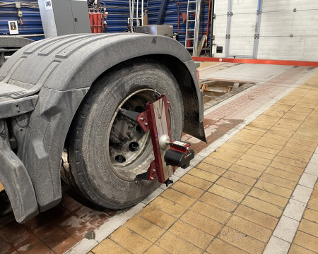 Регулировка углов установки колес (схождение) грузовых автомобилей и полуприцепов на электронном стенде JOSAM
